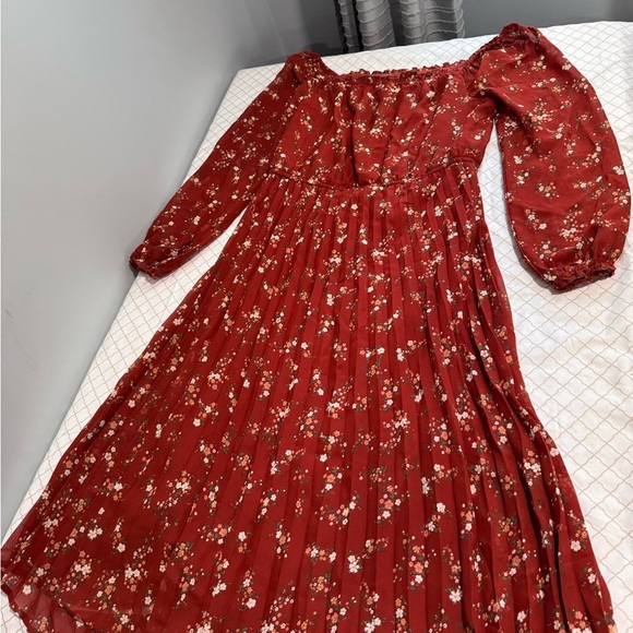 Elegant Long Sleeve Floral Dress in Red - Picture 5 of 10